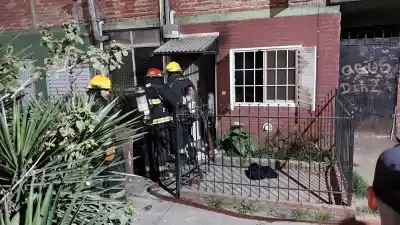Se incendió la cocina de un departamento en el Barrio Malvinas: dos trasladados y uno con quemaduras