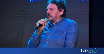 Pigna llenó el Auditorio de Santa Cruz y tuvo que hablar para los que quedaron afuera