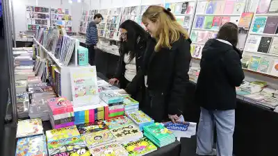 El stand que nadie esperaba en la Feria del Libro de Neuquén: adentro, un artista que lo cambia todo