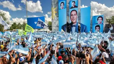 Un gobernador redobla la apuesta en el interior y enciende la interna del peronismo