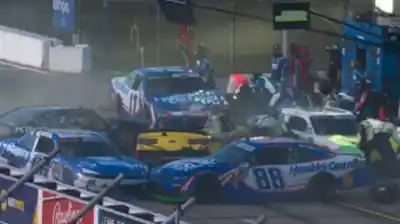El accidente que paralizó a NASCAR: 11 autos y mecánicos a centímetros del desastre