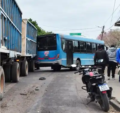 Un colectivo de la 124 chocó con un camión cañero en Alderetes y hay pasajeros heridos: qué se sabe