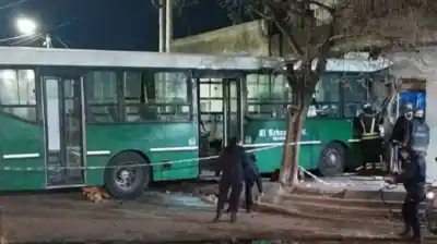 Manejaba sin pasajeros en Temperley: el colectivo terminó incrustado en una casa y él murió
