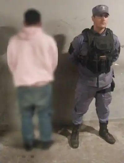 Lanzaron piedras contra una cámara del 911 y horas después la policía los sorprendió