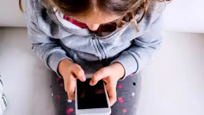 El dato que los padres no ven: 7 de cada 10 chicos ya hablaron con desconocidos