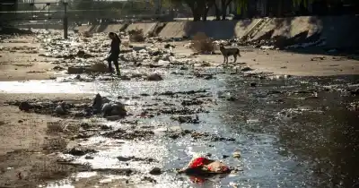 Arrojar basura en un canal de Mendoza te puede costar más de un millón de pesos: los detalles que nadie esperaba