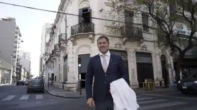El oftalmólogo que se formó con una eminencia y ahora invierte en un edificio histórico de Rosario