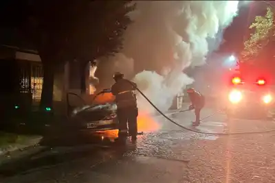 Un auto ardió en plena madrugada en Paraná y el dueño no apareció