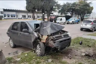 Perdió el control de su auto en Viale y terminó internado: qué se sabe del accidente