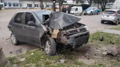 Perdió el control en una esquina de Viale y terminó estampado contra un árbol