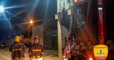 Dos emergencias en Río Gallegos: un incendio en una construcción abandonada y un transformador dañado