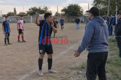 Le pidió a los jugadores que bajaran un cambio y uno le respondió con una trompada en la nariz