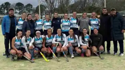 El clásico del hockey femenino se tiñó de azul y blanco: lo que pasó en la cancha dejó mudo a Sauce Viejo