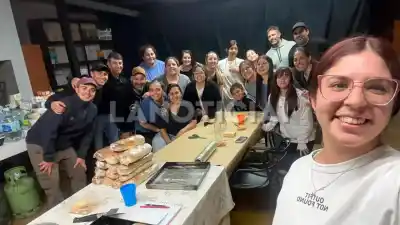 Se quedó sin clientes para el salón, pero lo que hizo con las ollas conmovió al pueblo