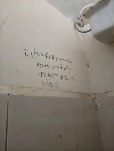 Una niña dejó un mensaje en el baño de su escuela y la Justicia ya interviene en Rawson