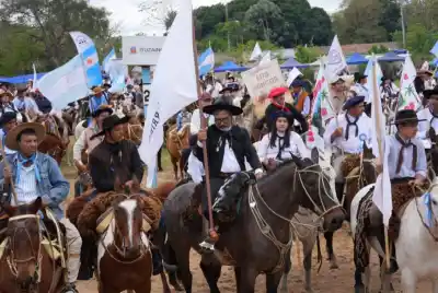 Ituzaingó se vistió de fiesta y Valdés no se quiso perder el momento que lo dejó "enchamigado"