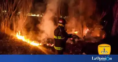Tres focos de incendio en Santa Cruz: uno de ellos fue intencional y hay un detalle que complicó a los bomberos