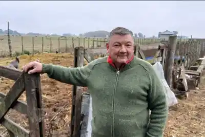 Nació en Victoria, se quedó sin trabajo a los 27 y hoy, a los 60, no se mueve del campo