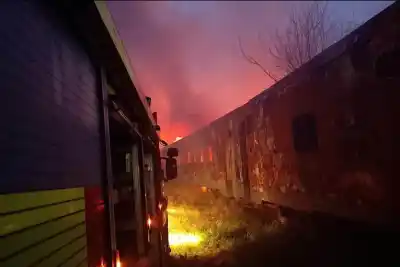 Dos vagones ardieron en plena vía: la maniobra clave de los bomberos para que no pasara a mayores