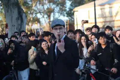 Farmear aura: una psicoanalista reveló qué hay detrás de la práctica que se trasladó de las pantallas a la plaza