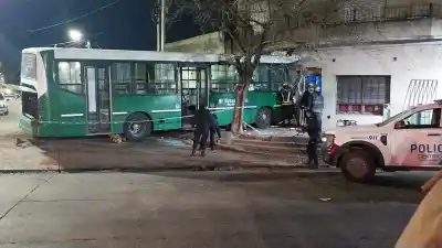 Un colectivo sin pasajeros se estrelló contra una casa en Temperley: lo que los vecinos escucharon antes del impacto