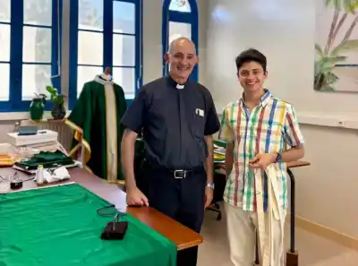 El llamado inesperado que convirtió a un joven de Merlo en el bordador del Papa