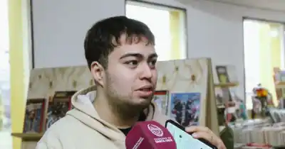 La Feria del Libro de Santa Cruz tiene un stand que enloquece a los jóvenes