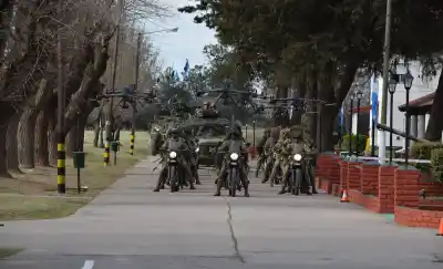 El jefe del Ejército desembarcó en Toay con un operativo militar, pero hubo dos ausencias que llamaron la atención