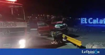 Casi termina en tragedia en El Calafate: la maniobra que terminó con la camioneta colgada del guardarraíl