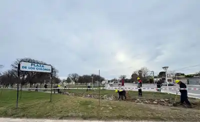 La plaza de 25 de Mayo que se transforma con plata del petróleo: ¿quién paga y quién trabaja?