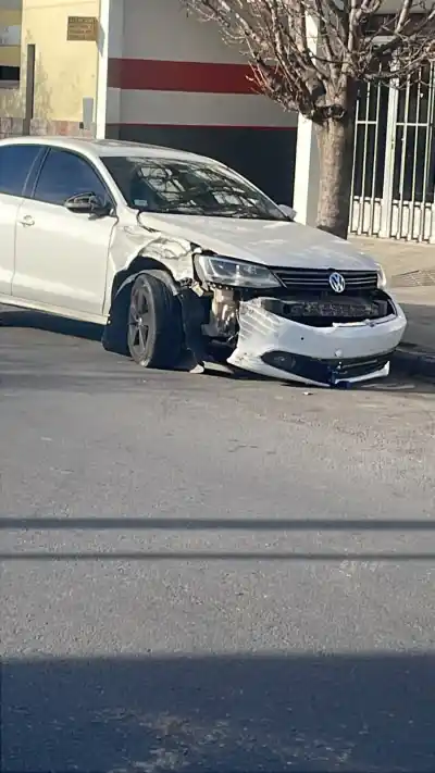 Impacto en la madrugada piquense: el auto quedó destruido y apareció un dato inesperado