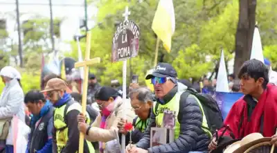 Caminaron cinco días desde La Poma y al llegar a la Catedral nadie pudo contener lo que traían adentro