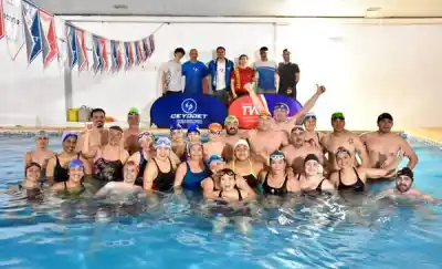 Trelew vivió una clínica de aguas abiertas con una referente nacional: lo que se enseñó adentro del natatorio