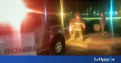 Intentó una maniobra en la banquina y terminó necesitando a los bomberos