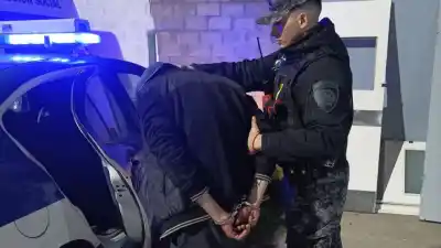 Su madre tenía una restricción contra él: la Policía lo encontró con algo inesperado