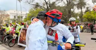 Cruzó Salta en bici por su sobrina de 8 meses y quebró en llanto frente a la Catedral