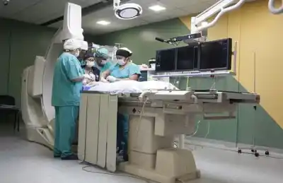 Un milagro en el Hospital de Niños: La compleja operación que salvó a una niña y evitó abrirle el pecho
