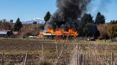 El fuego arrasó una estructura en Trevelin y 17 bomberos trabajaron a destajo