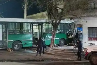 Manejaba sin pasajeros en Temperley y terminó incrustado contra una casa: qué se sabe