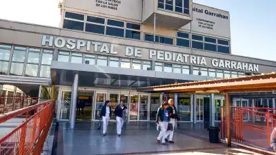 El nene que se quemó con agua hirviendo en un carro panchero ya está en el Garrahan: ahora evalúan un injerto