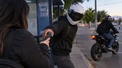 Le robó el celular en la parada del 209 y ahora deberá pagarle una suma millonaria para zafar de la cárcel