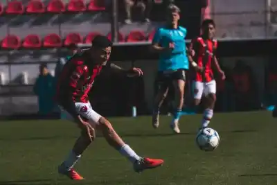 Temperley tenía la punta a un paso, pero en Paraná pasó algo que lo dejó con las manos vacías
