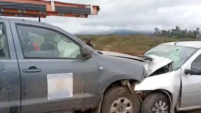 Chocaron de frente en un puente de Libertador: lo que encontraron dentro del auto paralizó a los rescatistas