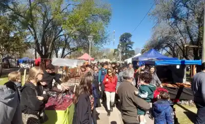 El sol llegó justo cuando más lo necesitaban y la Plaza San Martín se llenó de artesanos