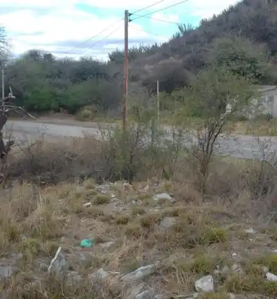 Vecinos de Banda de Varela muestran cómo están colgados de la luz y lo que pagan