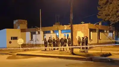Incendio en una comisaría de Perito Moreno: dos detenidos no lograron salir