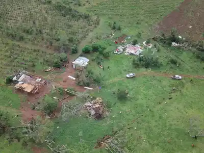 El dron sobrevoló San Pedro y mostró lo que el tornado dejó atrás en la colonia