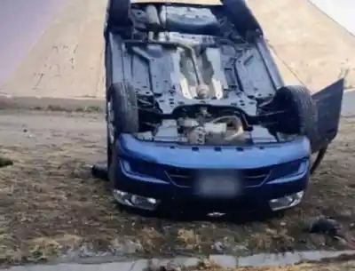 Iba por la Colectora Noroeste y terminó con las ruedas para arriba: qué encontraron en el auto