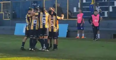 El gol que rompió la mala racha: Mitre festejó después de seis partidos en la Zona Campeonato