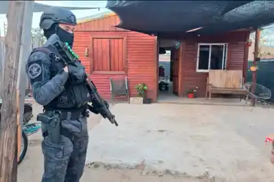 Allanaron dos casas en Concordia y el dinero que encontraron adentro los dejó sin palabras